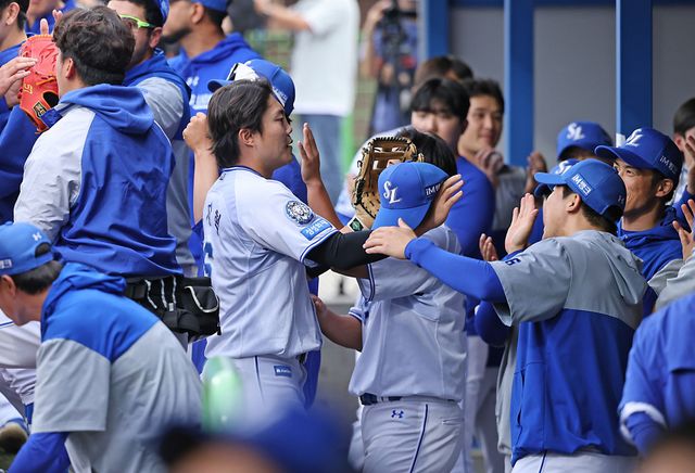 삼성 라이온즈 류지혁이 13일 포항 KT 위즈전에서 호수비 후 축하 받고 있다. 삼성 라이온즈