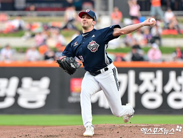 14일 오후 대전 한화생명 볼파크에서 열린 '2025 신한 SOL Bank KBO리그' 두산 베어스와 한화 이글스의 경기, 1회말 두산 선발투수 잭 로그가 공을 힘차게 던지고 있다. 대전, 김한준 기자