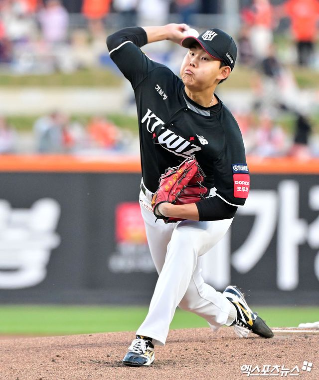KT 위즈 선발투수 소형준이 경기에서 투구하고 있다. 엑스포츠뉴스 DB
