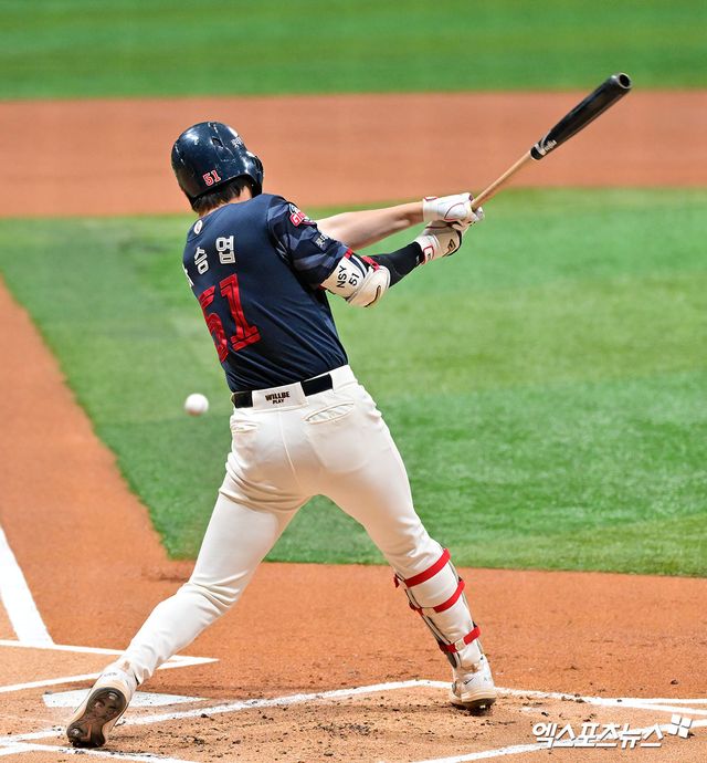 1일 오후 서울 구로구 고척스카이돔에서 열린 '2025 신한 SOL Bank KBO리그' 롯데 자이언츠와 키움 히어로즈의 경기, 1회초 무사 만루 롯데 나승엽이 2타점 적시타를 날리고 있다. 엑스포츠뉴스 DB