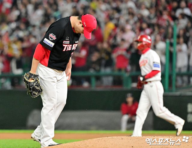 11일 오후 인천SSG랜더스필드에서 열린 '2025 신한 SOL Bank KBO리그' KIA 타이거즈와 SSG 랜더스의 더블헤더 2차전 경기, 6회말 1사 만루 KIA 최지민이 SSG 신범수에게 밀어내기 볼넷을 허용한 후 아쉬워하고 있다. 엑스포츠뉴스 DB