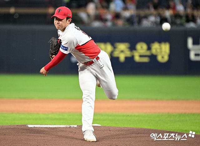 23일 오후 광주기아챔피언스필드에서 열린 '2024 신한 SOL Bank KBO리그' 삼성 라이온즈와 KIA 타이거즈의 경기, 1회초 KIA 선발투수 윤영철이 공을 힘차게 던지고 있다. 엑스포츠뉴스 DB