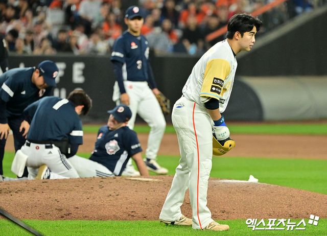 14일 오후 대전 한화생명 볼파크에서 열린 '2025 신한 SOL Bank KBO리그' 두산 베어스와 한화 이글스의 경기, 4회말 1사 한화 문현빈의 자신의 타구에 맞은 두산 잭 로그가 치료를 받는 동안 다른 선수들에게 사과 인사를 하고 있다. 대전, 김한준 기자
