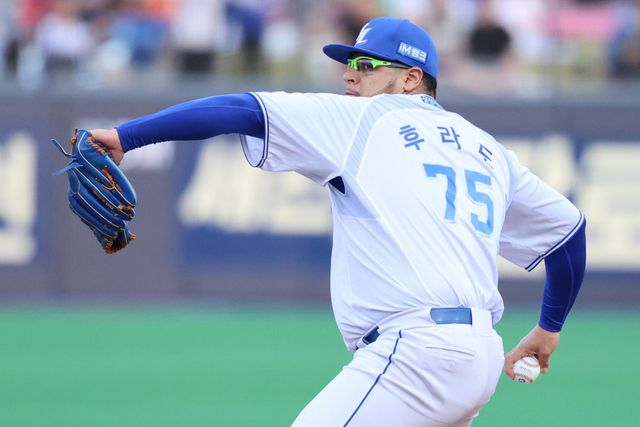 삼성 라이온즈 아리엘 후라도가 15일 포항 KT 위즈전에 선발 등판해 투구하고 있다. 삼성 라이온즈