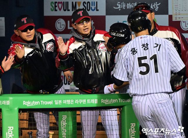 홍창기는 14일 LG 공식 유튜브 채널 'LGTwinsTV'를 통해 팬들을 향한 메시지를 전했다. 홍창기는 지난 13일 잠실 키움전 9회초 2사 만루 상황 대타 박주홍의 파울 타구를 쫓아가다 1루수 김민수와 충돌해 그대로 쓰러졌고, 혼자 일어나지 못하다 들것에 실려 구급차를 타고 곧장 병원으로 이동했다. 구단은 '현재 미세골절 외에는 다른 증상은 없는 것으로 검진결과가 나왔으나 일주일 후 재검하겠다'고 했다. 엑스포츠뉴스DB