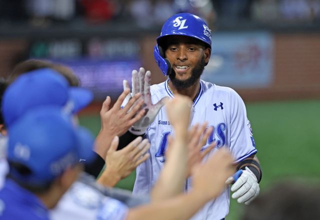 삼성 라이온즈 르윈 디아즈가 14일 포항 KT 위즈전에서 홈런을 친 뒤 하이파이브하고 있다. 삼성 라이온즈