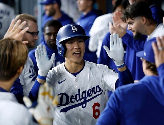 미국 메이저리그 LA 다저스의 김혜성이 15일(한국시간) 미국 캘리포니아주 로스앤젤레스 다저스타디움에서 열린 2025 메이저리그 오클랜드와의 홈 경기에 9번타자 겸 2루수로 선발출전, 빅리그 데뷔 첫 홈런을 기록했다. 사진 연합뉴스