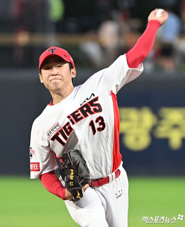23일 오후 광주기아챔피언스필드에서 열린 '2024 신한 SOL Bank KBO리그' 삼성 라이온즈와 KIA 타이거즈의 경기, 1회초 KIA 선발투수 윤영철이 공을 힘차게 던지고 있다. 엑스포츠뉴스 DB
