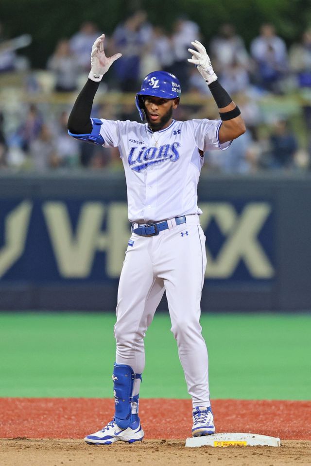 삼성 라이온즈 르윈 디아즈가 14일 포항 KT 위즈전에서 안타를 친 뒤 세리머니하고 있다. 삼성 라이온즈
