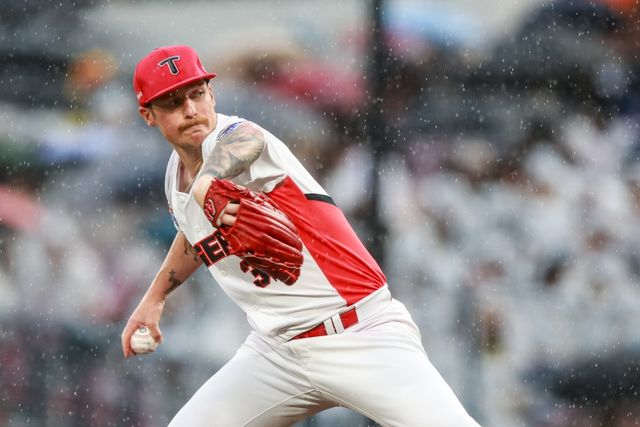 15일 오후 광주-KIA챔피언스필드에서 열린 '2025 신한 SOL Bank KBO리그' 롯데 자이언츠와 KIA 타이거즈의 경기, KIA 선발투수 아담 올러가 공을 힘차게 던지고 있다. KIA 타이거즈