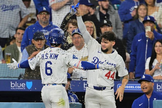 김혜성은 15일(한국시간) 미국 캘리포니아주 로스앤젤레스 다저스타디움에서 열린 2025 미국 메이저리그(MLB) 오클랜드 애슬레틱스와의 홈경기에 9번 타자 겸 2루수로 선발 출전했다. 빅리그 데뷔 첫 홈런을 때려내는 등 맹활약하며 2타수 2안타(1홈런) 1타점 1득점을 뽐내고 다저스의 9-3 승리에 공헌했다. 지난 4일 애틀랜타 브레이브스전을 통해 메이저리그에 데뷔한 뒤 11경기 만에 대포를 터트렸다. 이날은 그가 홈구장에서 치른 첫 메이저리그 경기였는데 타격폼을 뜯어고치는 등 부단히 노력한 끝에 홈 개막전에서 맹활약했다. 연합뉴스