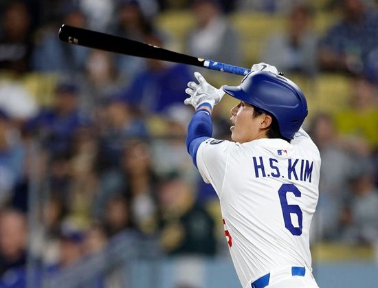 미국 메이저리그 LA 다저스의 김혜성이 15일(한국시간) 미국 캘리포니아주 로스앤젤레스 다저스타디움에서 열린 2025 메이저리그 오클랜드와의 홈 경기에 9번타자 겸 2루수로 선발출전, 빅리그 데뷔 첫 홈런을 기록했다. 사진 연합뉴스