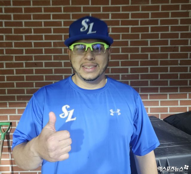 삼성 라이온즈 아리엘 후라도가 15일 포항 KT 위즈전에 선발 등판해 호투한 뒤 기념촬영하고 있다. 엑스포츠뉴스 포항, 최원영 기자