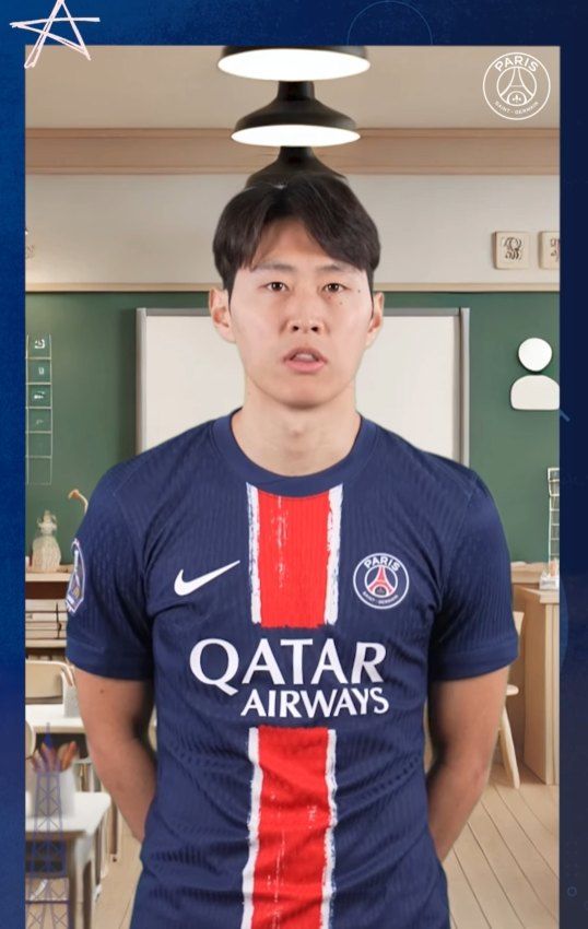 국가대표 미드필더 이강인이 자신의 은사인 故 유상철 전 인천 유나이티드 감독을 떠올렸다. 이강인은 15일(한국시간) 소속팀 파리 생제르맹(PSG)이 구단 공식 사회관계망서비스(SNS)에 게재한 영상을 통해 유상철 감독을 언급하며 지금의 자신을 만들어준 유 감독에게 감사를 전했다. 사진 파리 생제르맹