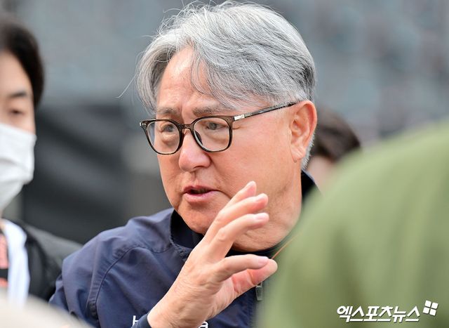 김경문 감독이 이끄는 한화는 15일 대전 한화생명 볼파크에서 2025 신한 SOL Bank KBO리그 두산 베어스와의 홈경기를 치른다. 2연패를 당한 한화는 홈에서 싹쓸이패 당할 위기에 놓였다. 이날 경기 앞두고 한화는 투수 이상규의 1군 엔트리를 하루 만에 말소하고 주현상을 등록했다. 주현상은 정규시즌 초반인 3월 27일 말소된 후 49일 만에 1군에 복귀했다. 지난해 23세이브 8승(4패) 2홀드를 기록했던 마무리 주현상은 개막 초반 2경기에서 불안한 모습을 보였다. 이후 2군에 내려갔고 한화는 그가 맡던 마무리는 3년 차 김서현이 담당하고 있다. 엑스포츠뉴스DB