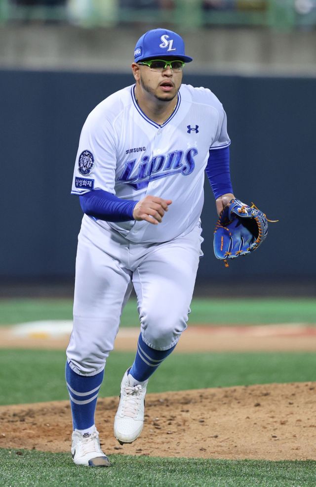 삼성 라이온즈 아리엘 후라도가 15일 포항 KT 위즈전에 선발 등판해 1루 베이스 커버를 하러 가고 있다. 삼성 라이온즈