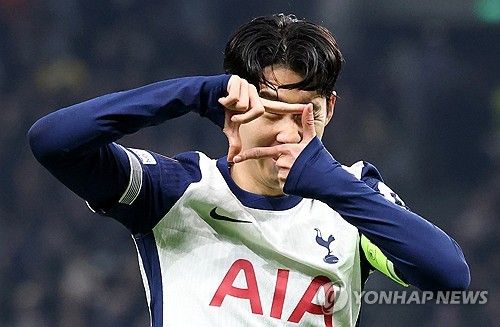 손흥민(토트넘 홋스퍼)의 소속사 손앤풋볼리미티드는 15일 공갈 혐의 고소에 관한 수사 진행 소식과 관련해 입장문을 발표했다. 14일 연합뉴스에 따르면 서울 강남경찰서는 지난 7일 손흥민의 고소장을 접수해 지난해 6월 손흥민에게 임신했다고 거짓말을 하며 손흥민으로부터 수억원 상당의 금품을 갈취하려고 한 20대 여성과 40대 남성을 공갈 혐의로 입건해 수사 중이라고 밝혔다. 이에 손앤풋볼리미티드는 명백한 허위 사실로 공갈 협박을 해온 일당에게 선처 없이 처벌될 수 있도록 강력 법적 대응 할 것이라고 밝혔다. 연합뉴스