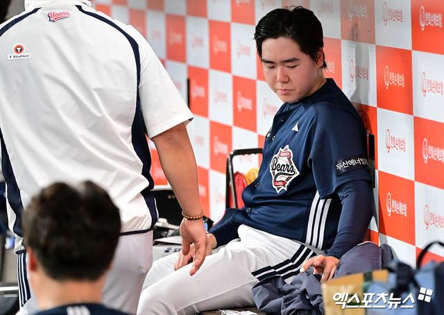 15일 오후 대전 한화생명 볼파크에서 열린 '2025 신한 SOL Bank KBO리그' 두산 베어스와 한화 이글스의 경기, 2회말 수비를 마친 두산 최승용이 손톱에 밴드를 붙이고 있다. 대전, 김한준 기자