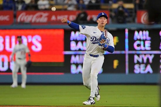 미국 메이저리그 LA 다저스의 김혜성이 15일(한국시간) 미국 캘리포니아주 로스앤젤레스 다저스타디움에서 열린 2025 메이저리그 오클랜드와의 홈 경기에 9번타자 겸 2루수로 선발출전, 빅리그 데뷔 첫 홈런을 기록했다. 사진 연합뉴스