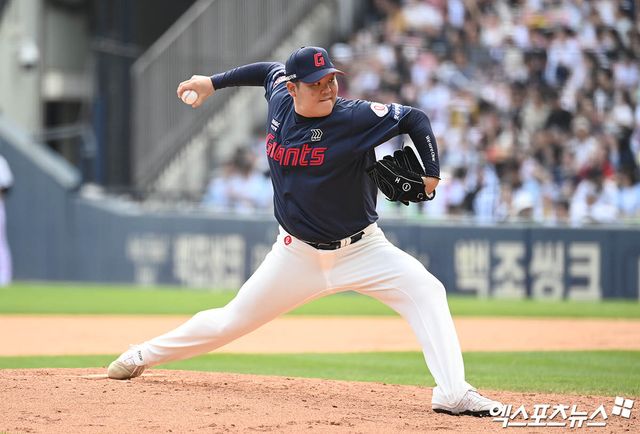 1일 오후 서울 송파구 잠실야구장에서 열린 '2024 신한 SOL Bank KBO리그' 롯데 자이언츠와 두산 베어스의 경기, 7회말 롯데 한현희가 역투하고 있다. 엑스포츠뉴스 DB