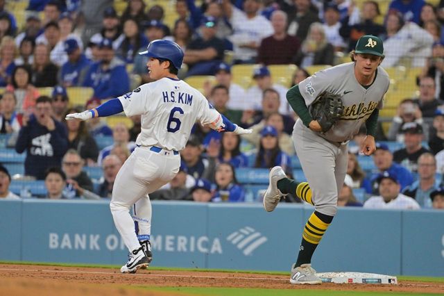 김혜성은 15일(한국시간) 미국 캘리포니아주 로스앤젤레스 다저스타디움에서 열린 2025 미국 메이저리그(MLB) 오클랜드 애슬레틱스와의 홈경기에 9번 타자 겸 2루수로 선발 출전했다. 빅리그 데뷔 첫 홈런을 때려내는 등 맹활약하며 2타수 2안타(1홈런) 1타점 1득점을 뽐내고 다저스의 9-3 승리에 공헌했다. 지난 4일 애틀랜타 브레이브스전을 통해 메이저리그에 데뷔한 뒤 11경기 만에 대포를 터트렸다. 이날은 그가 홈구장에서 치른 첫 메이저리그 경기였는데 타격폼을 뜯어고치는 등 부단히 노력한 끝에 홈 개막전에서 맹활약했다. 연합뉴스