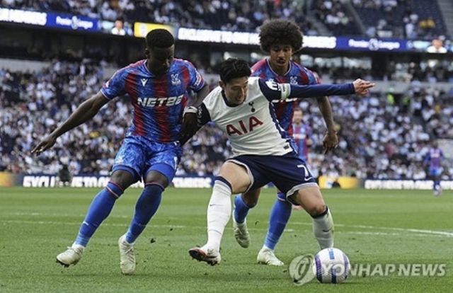 손흥민(토트넘 홋스퍼)의 소속사 손앤풋볼리미티드는 15일 공갈 혐의 고소에 관한 수사 진행 소식과 관련해 입장문을 발표했다. 14일 연합뉴스에 따르면 서울 강남경찰서는 지난 7일 손흥민의 고소장을 접수해 지난해 6월 손흥민에게 임신했다고 거짓말을 하며 손흥민으로부터 수억원 상당의 금품을 갈취하려고 한 20대 여성과 40대 남성을 공갈 혐의로 입건해 수사 중이라고 밝혔다. 이에 손앤풋볼리미티드는 명백한 허위 사실로 공갈 협박을 해온 일당에게 선처 없이 처벌될 수 있도록 강력 법적 대응 할 것이라고 밝혔다. 연합뉴스