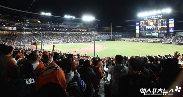 한화 이글스가 17경기 연속 홈·원정 매진이라는 KBO 최초 대기록을 작성했다. 한화는 15일 대전 한화생명 볼파크에서 2025 신한 SOL Bank KBO리그 두산 베어스와의 홈경기에서 경기 개시 약 1시간 반 전인 오후 5시 7분 1만7000석 전석 매진을 발표했다. 한화의 시즌 19번째 매진. 22번의 홈경기에서 단 3번을 제외하고 모두 좌석이 꽉 찼다. 한화팬들의 열기는 홈과 원정을 가리지 않는다. 1982년 KBO리그 창설 뒤 홈·원정 17경기 연속 매진 최초 기록을 작성했다. 엑스포츠뉴스DB