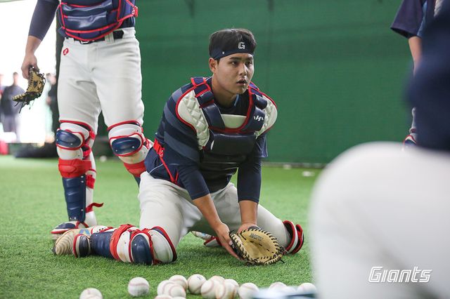 15일 오후 광주-KIA챔피언스필드에서 열린 2025 신한 SOL Bank KBO리그 롯데 자이언츠와 KIA 타이거즈의 경기, 경기 전 롯데가 1군 엔트리에 변화를 줬다. 투수 한현희를 2군에 내리면서 포수 박재엽을 1군에 올렸다. 롯데 자이언츠