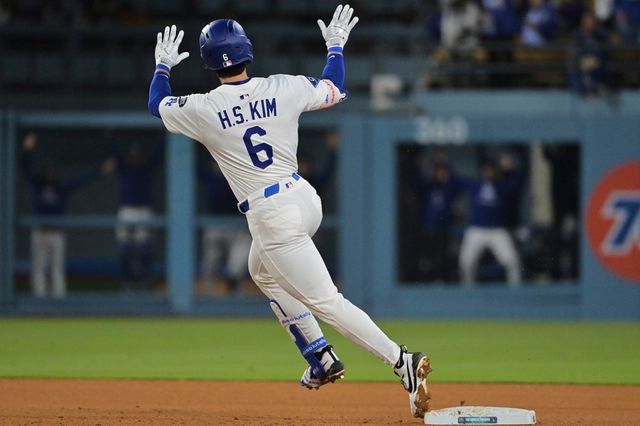 LA 다저스 김혜성이 15일 오클랜드 애슬레틱스전에서 홈런을 친 뒤 세리머니하고 있다. AP 연합뉴스
