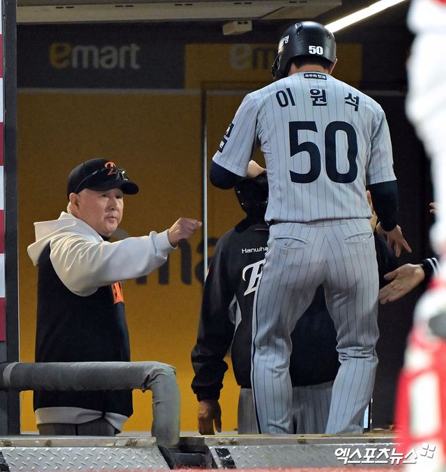 김경문 감독이 이끄는 한화는 15일 대전 한화생명 볼파크에서 2025 신한 SOL Bank KBO리그 두산 베어스와의 홈경기를 치른다. 2연패를 당한 한화는 홈에서 싹쓸이패 당할 위기에 놓였다. 이날 김경문 감독은 이원석을 1번에 기용했다. 김 감독은 '요즘 잘 치고 있다'라고 했다. 최근 대주자로 교체 투입된 이원석은 타석에 들어선 3경기 연속 안타를 기록하며 타석에서도 좋은 모습을 보인 바 있다. 한화는 이날 선발투수로는 엄상백이 등판한다. 엑스포츠뉴스DB