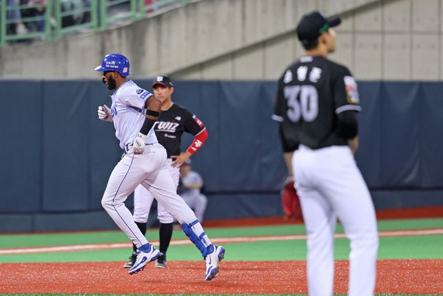 삼성 라이온즈 르윈 디아즈가 14일 포항 KT 위즈전에서 홈런을 친 뒤 베이스를 돌고 있다. 삼성 라이온즈