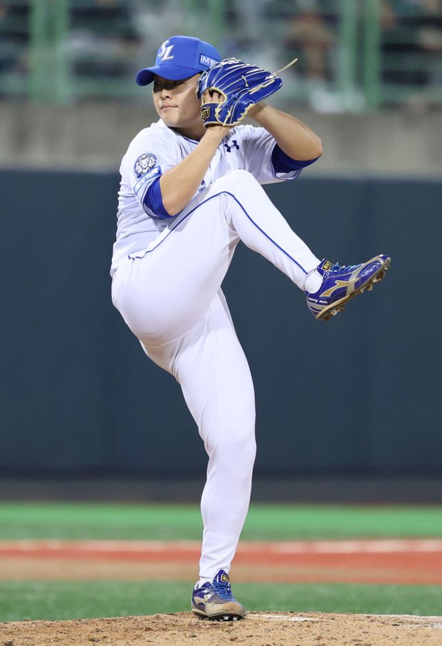 삼성 라이온즈 이승민이 경기에 구원 등판해 투구하고 있다. 삼성 라이온즈
