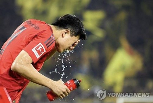 뮌헨 소식을 주로 전하는 '바이에른 앤드 저머니'는 16일(한국시간) 사회관계망서비스(SNS)를 통헤 "김민재는 바이에른 뮌헨으로부터 이번 여름 팀을 떠날 수 있다는 통보를 받았다"라고 보도했다. 특히 뮌헨은 김민재 몸값을 낮춰 2년 전 영입할 때 나폴리에 지불했던 이적료 보다 30% 가량 낮추겠다는 생각이다. 연합뉴스