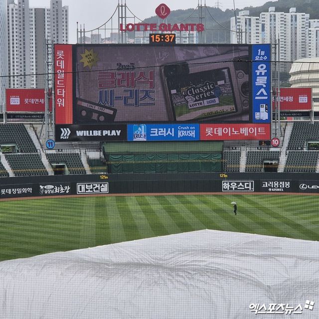 16일 부산 사직야구장에서 열릴 예정인 롯데 자이언츠와 삼성 라이온즈의 경기가 비 때문에 취소 가능성이 높아졌다. 사진 엑스포츠뉴스