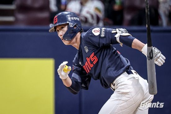 헤드샷 사구 부상 여파로 이탈했던 롯데 자이언츠 내야수 전민재가 5월 17일 삼성 라이온즈와의 더블헤더 1차전부터 1군에 복귀한다. 사진 롯데 자이언츠