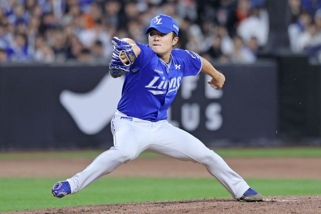 삼성 라이온즈 이승민이 경기에 구원 등판해 투구하고 있다. 삼성 라이온즈