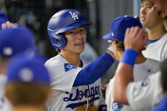 LA 다저스 김혜성은 16일(한국시간) 미국 캘리포니아주 로스앤젤레스의 다저스타디움에서 시작된 2025 MLB 오클랜드 애슬레틱스와의 경기에 9번 타자 2루수로 선발 출전해 3타수 3안타 2타점 4득점 2볼넷 1도루를 기록하며 최고의 하루를 만들었다. 김혜성은 전날 오클랜드전에서 빅리그 데뷔 첫 홈런을 쏘아올리는 등 '멀티히트'를 뽑아내는 기염을 토했는데 이틀 연속 한 경기에서 '멀티히트'를 달성했다. 김혜성은 28타수 12안타를 기록하며 타율 0.429를 기록, '꿈의 4할 타율' 진입을 이뤄냈다. OPS(출루율+장타율)는 1.038까지 치솟았다. 다저스는 19-2로 대승했다. 연합뉴스