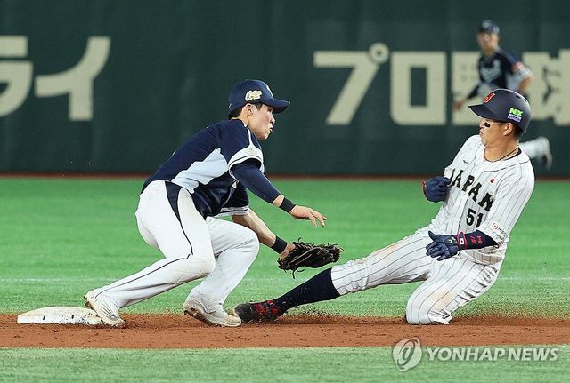 2023년 아시아프로야구 챔피언십(APBC)에 출전했던 김혜성(왼쪽)이 수비 중 주자 코조노 카이토를 태그 아웃 시켰던 모습. 사진 연합뉴스