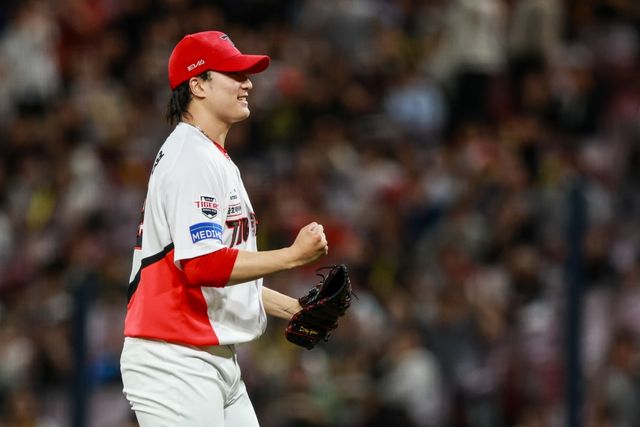 KIA 타이거즈 마무리투수 정해영이 15일 광주-KIA챔피언스필드에서 열린 2025 신한 SOL Bank KBO리그 롯데 자이언츠와의 시즌 6차전에 구원 등판해 1⅓이닝 1피안타 무사사구 2탈삼진 무실점으로 시즌 11세이브째를 올렸다. 이로써 개인 통산 132세이브를 기록하면서 타이거즈 역대 프랜차이즈 최다 세이브 타이기록을 달성했다. 사진 KIA 타이거즈