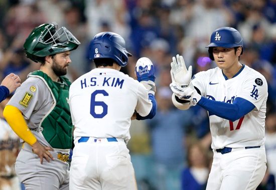 다저스는 16일(한국시간) 미국 캘리포니아주 로스앤젤레스 다저스타디움에서 2025 메이저리그 오클랜드 애슬레틱스전을 치러 19-2 대승을 거뒀다. 2연승을 달린 다저스는 시즌 29승 15패로 내셔널리그 서부지구 선두 자리를 굳건히 지켰다. 이날 경기에서 오타니는 홈런포 2개를 포함해 3타점을 올렸는데 전부 김혜성이 득점한 경우다. 다저스는 8~9번 타자가 약한 것이 흠이었는데 김혜성이 출루하고 오타니가 타점을 올리는 공식이 꾸준히 나오고 있다. 연합뉴스