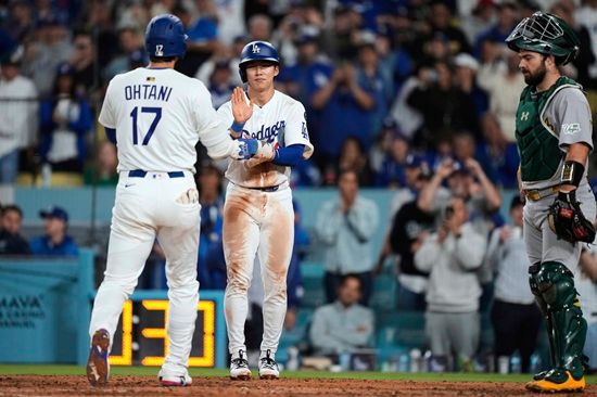 다저스는 16일(한국시간) 미국 캘리포니아주 로스앤젤레스 다저스타디움에서 2025 메이저리그 오클랜드 애슬레틱스전을 치러 19-2 대승을 거뒀다. 2연승을 달린 다저스는 시즌 29승 15패로 내셔널리그 서부지구 선두 자리를 굳건히 지켰다. 이날 경기에서 오타니는 홈런포 2개를 포함해 3타점을 올렸는데 전부 김혜성이 득점한 경우다. 다저스는 8~9번 타자가 약한 것이 흠이었는데 김혜성이 출루하고 오타니가 타점을 올리는 공식이 꾸준히 나오고 있다. 연합뉴스