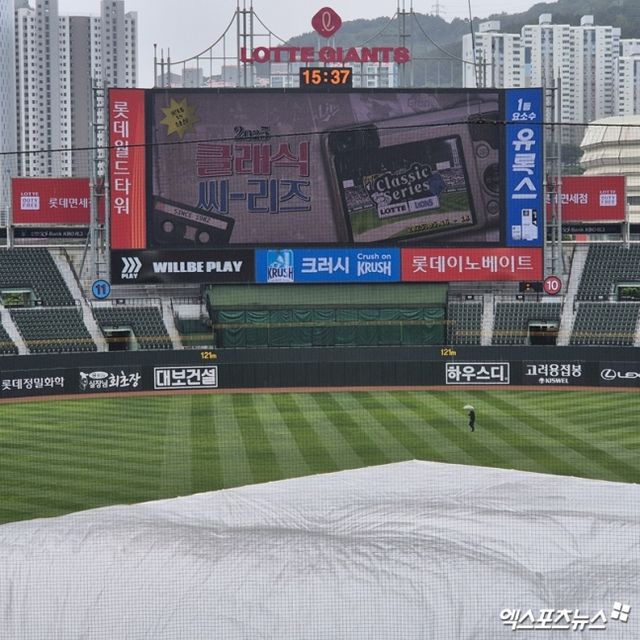 16일 부산 사직야구장에서 열릴 예정인 롯데 자이언츠와 삼성 라이온즈의 경기가 비 때문에 취소, 이튿날 더블헤더를 진행하게 됐다. 사진 엑스포츠뉴스