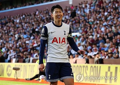 손흥민은 17일(한국시간) 영국 버밍엄의 빌라 파크에서 열린 2024-2025 프리미어리그 37라운드 원정 경기에서 4-2-3-1 포메이션의 왼쪽 날개로 선발 출전해 후반 29분 교체아웃될 때까지 74분을 뛰었다. 손흥민은 지난 11일 열린 크리스털 팰리스와의 홈 경기에서 후반 초반 교체로 들어와 32분을 뛰었다.애스턴 빌라전에선 출전 시간이 더 늘어날 것으로 예상됐고 나름대로 충분한 시간을 뛰었다. 유로파리그 결승전 선발 출전도 체력적으로 가능하다는 점을 알렸다. 다만 그라운드 볼 경합을 6번 시도해 모두 실패하는 등 경기력은 좋지 않았다. 연합뉴스