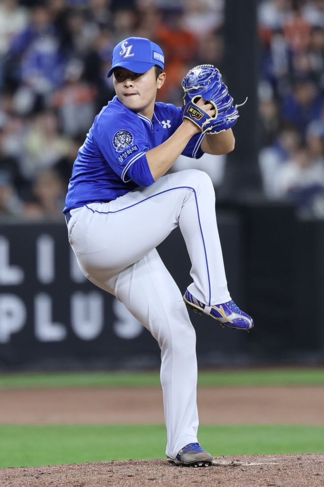 삼성 라이온즈 이승민이 경기에 구원 등판해 투구하고 있다. 삼성 라이온즈