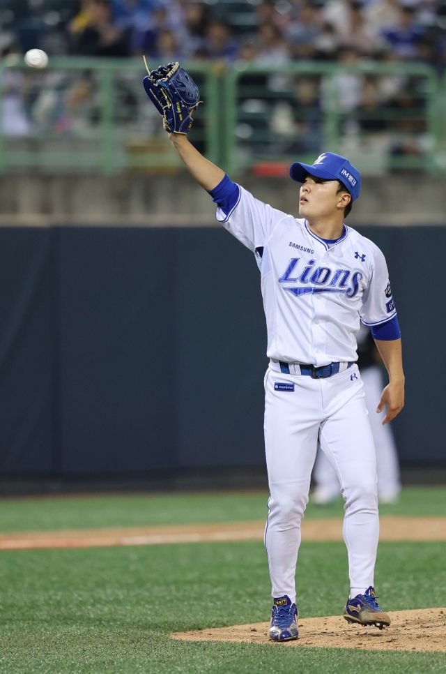 삼성 라이온즈 이승민이 경기에 구원 등판해 포수로부터 공을 받고 있다. 삼성 라이온즈