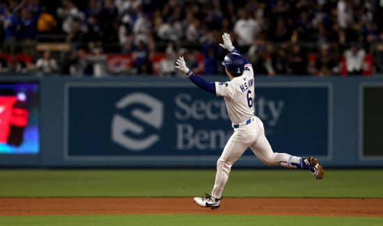 김혜성은 16일 오전 11시10분 미국 캘리포니아주 로스앤젤레스의 다저스타디움에서 열리는 2025 MLB 오클랜드 애슬레틱스와의 경기에 9번 타자 2루수로 선발 출전한다. 전날 같은 팀에 생애 첫 메이저리그 홈런포를 뽑아낸 김혜성에 대해 트리플A 복귀가 거론되는 가운데 오클랜드전 활약을 통한 빅리그 잔류 자격 증명 여부가 관심을 모은다. 연합뉴스