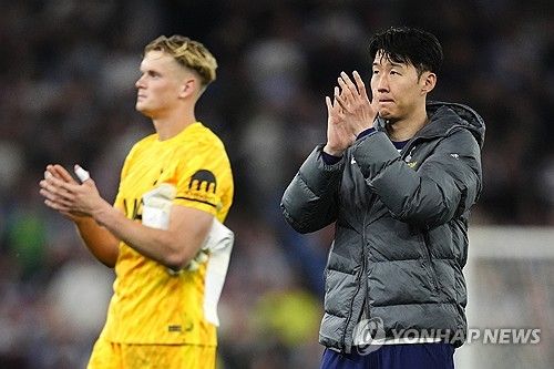 토트넘 사령탑인 안지 포스테코글루 감독은 지난 17일 손흥민이 UEFA 유로파리그 결승전에 출전해 우승에 도전하게 될 거라고 전했다. 포스테코글루 감독은 이날 애스턴 빌라와의 2024-2025시즌 프리미어리그 37라운드 원정 경기 후 기자회견에서 손흥민의 출격을 확언했다. 영국 언론은 부상자가 속출한 토트넘 미드필더에서 손흥민이 선발로 나서 한 자리를 꿰찰 것으로 보도했다. 손흥민이 선발 출전하면 아시아에서 최초로 UEFA 챔피언스리그와 유로파리그 등 두 대회의 결승에 모두 출전한 선수가 된다. 손흥민은 2019년 UEFA 챔피언스리그 결승에 출전한 적이 있다. 연합뉴스