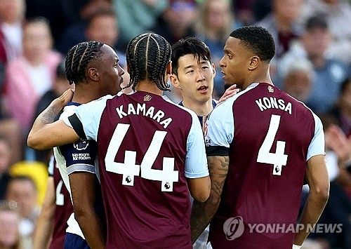 토트넘 사령탑인 안지 포스테코글루 감독은 지난 17일 손흥민이 UEFA 유로파리그 결승전에 출전해 우승에 도전하게 될 거라고 전했다. 포스테코글루 감독은 이날 애스턴 빌라와의 2024-2025시즌 프리미어리그 37라운드 원정 경기 후 기자회견에서 손흥민의 출격을 확언했다. 영국 언론은 부상자가 속출한 토트넘 미드필더에서 손흥민이 선발로 나서 한 자리를 꿰찰 것으로 보도했다. 손흥민이 선발 출전하면 아시아에서 최초로 UEFA 챔피언스리그와 유로파리그 등 두 대회의 결승에 모두 출전한 선수가 된다. 손흥민은 2019년 UEFA 챔피언스리그 결승에 출전한 적이 있다. 연합뉴스