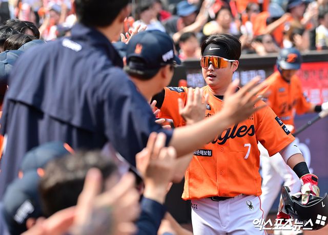 한화 이글스 코디 폰세가 삼진을 무려 18개를 잡아내며 KBO리그 새 역사를 만드는 완벽투를 펼쳤다. 폰세는 17일 대전 한화생명 볼파크에서 열린 2025 신한 SOL Bank KBO리그 SSG 랜더스와의 더블헤더 1차전에 선발투수로 등판했다. 이날 폰세는 8이닝 2피안타 1볼넷 18탈삼진 무실점 괴력투를 펼치며 SSG 타선을 말 그대로 봉쇄했다. KBO 역대 한 경기 정규이닝 최다 탈삼진 신기록 및 KBO 한 경기 최다 탈삼진 타이기록을 만들어냈다. 종전 한 경기 정규이닝 최다 탈삼진 기록은 같은 한화 투수 류현진이 지난 2010년 5월11일 청주구장에서 열린 LG와의 홈 경기에서 세운 17탈삼진이다. 종전 KBO 한 경기 최다 탈삼진 기록은 1991년 광주에서 열린 빙그레전에서 한국 야구사 최고의 투수 선동열이 13회를 던져 기록한 18개다. 대전, 김한준 기자