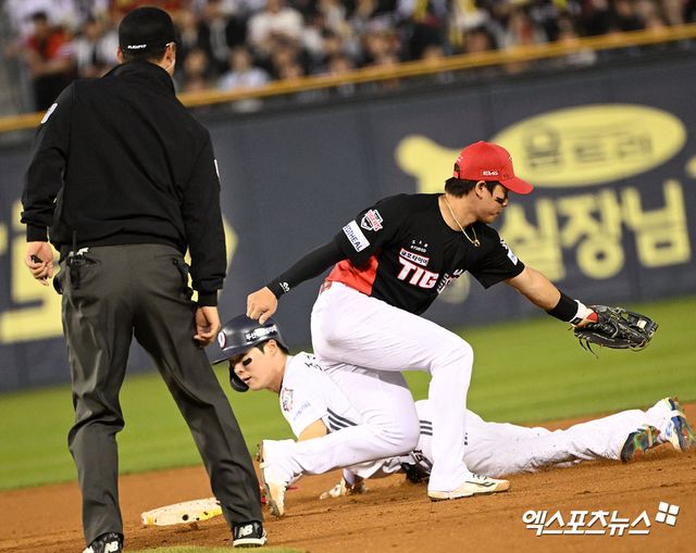 18일 오후 서울 송파구 잠실야구장에서 열린 '2025 신한 SOL Bank KBO리그' KIA 타이거즈와 두산 베어스의 경기, 3회말 무사 1루 두산 조수행이 2루 도루에 성공하고 있다. 엑스포츠뉴스 DB